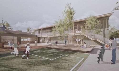 Moderne Schule im Freien: Das Bild zeigt die GS Mühlenbergschule Osloß mit einem großen Schulgelände, Spielplatz, Sportfläche und sozialen Aktivitäten im Außenbereich.