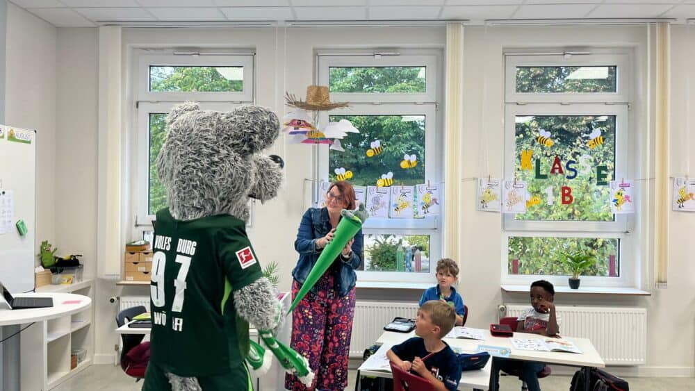 Schulunterricht in der muehlenbergschule osloss mit mascot, gs muehlenbergschule osloss, hello kitty in der klasse, kindergartenaktivitäten in Oslöss, Schulbesuch in der gs Mühlenbergschule Osloß, Relevanz: hoch.
