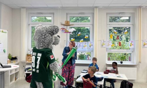 Schulunterricht in der muehlenbergschule osloss mit mascot, gs muehlenbergschule osloss, hello kitty in der klasse, kindergartenaktivitäten in Oslöss, Schulbesuch in der gs Mühlenbergschule Osloß, Relevanz: hoch.