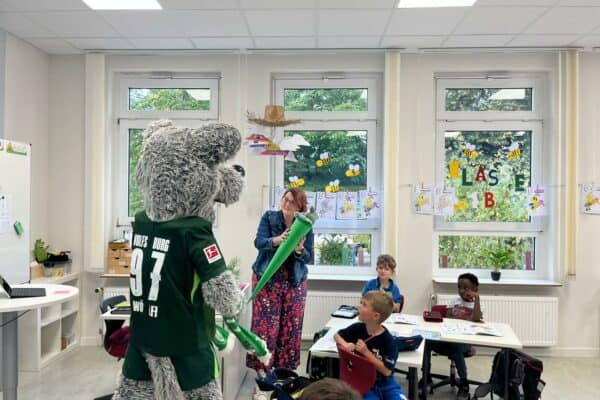 Schulunterricht in der muehlenbergschule osloss mit mascot, gs muehlenbergschule osloss, hello kitty in der klasse, kindergartenaktivitäten in Oslöss, Schulbesuch in der gs Mühlenbergschule Osloß, Relevanz: hoch.