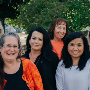 DSC_2697 Freigestellte Frauen im Schulhof der GS Mühlenbergschule Osloß, sonnige Atmosphäre, Gemeinschaft, Bildung, Schule, Stadt, Herbstzeit, Schulaktivitäten, Schulpersonal, Lehrerinnen, Pädagogik, Schülerinnen, Schulgelände, Schulbildung, Gemeinschaftsgefühl, deutsches Schulzentrum.