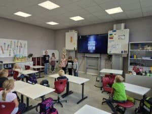 Lernraum der GS Mühlenbergschule Osloß mit Grundschülern, interaktiver whiteboard und moderner Unterrichtsausstattung.