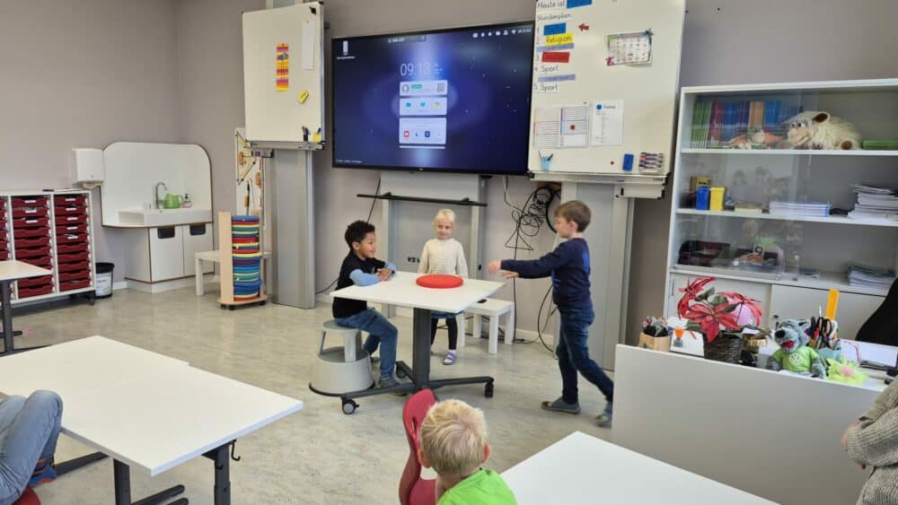 Moderne Grundschule Mühlenbergschule Osloß mit interaktivem Klassenraum für Grundschüler.