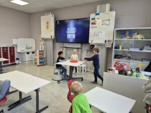 Moderne Grundschule Mühlenbergschule Osloß mit interaktivem Klassenraum für Grundschüler.