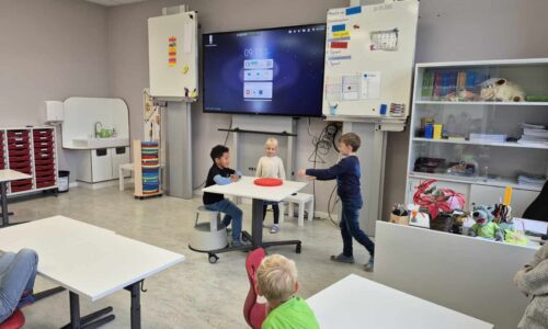 Moderne Grundschule Mühlenbergschule Osloß mit interaktivem Klassenraum für Grundschüler.