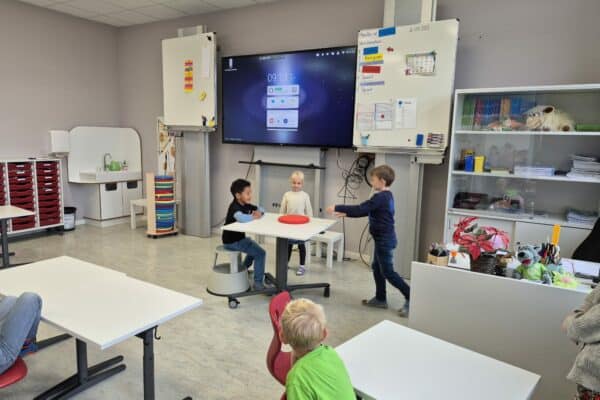 Moderne Grundschule Mühlenbergschule Osloß mit interaktivem Klassenraum für Grundschüler.